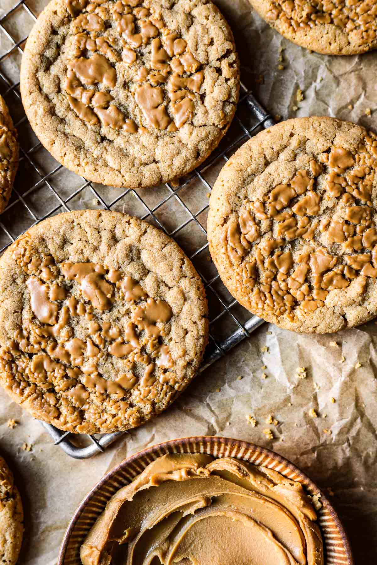 Round butter cookies with crackled biscoff topping.